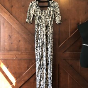 Cute Snake print long dress w slit ✨